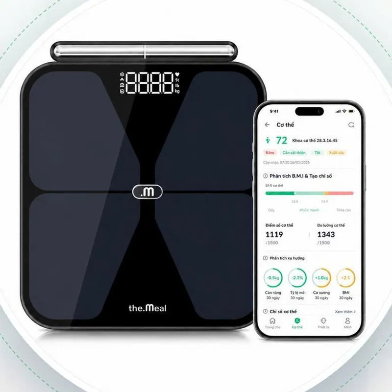 Cân Meal Fit Insight màu đen cùng app the Meal trên điện thoại